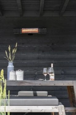 Eurom Heat And Beat Terrasverwarmer - Zwart -Buitentuinwinkel 900 600 8713415334579 heat and beat black sfeer 1