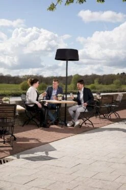 Sunred Heater Artix Standing 2100 Terrasverwarmer - Zwart -Buitentuinwinkel 900 600 artix sb basic lifestyle 01