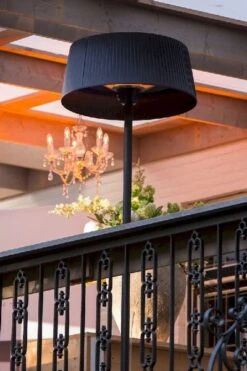 Sunred Heater Artix Standing 2100 Terrasverwarmer - Zwart -Buitentuinwinkel 900 600 artix sb basic lifestyle 04